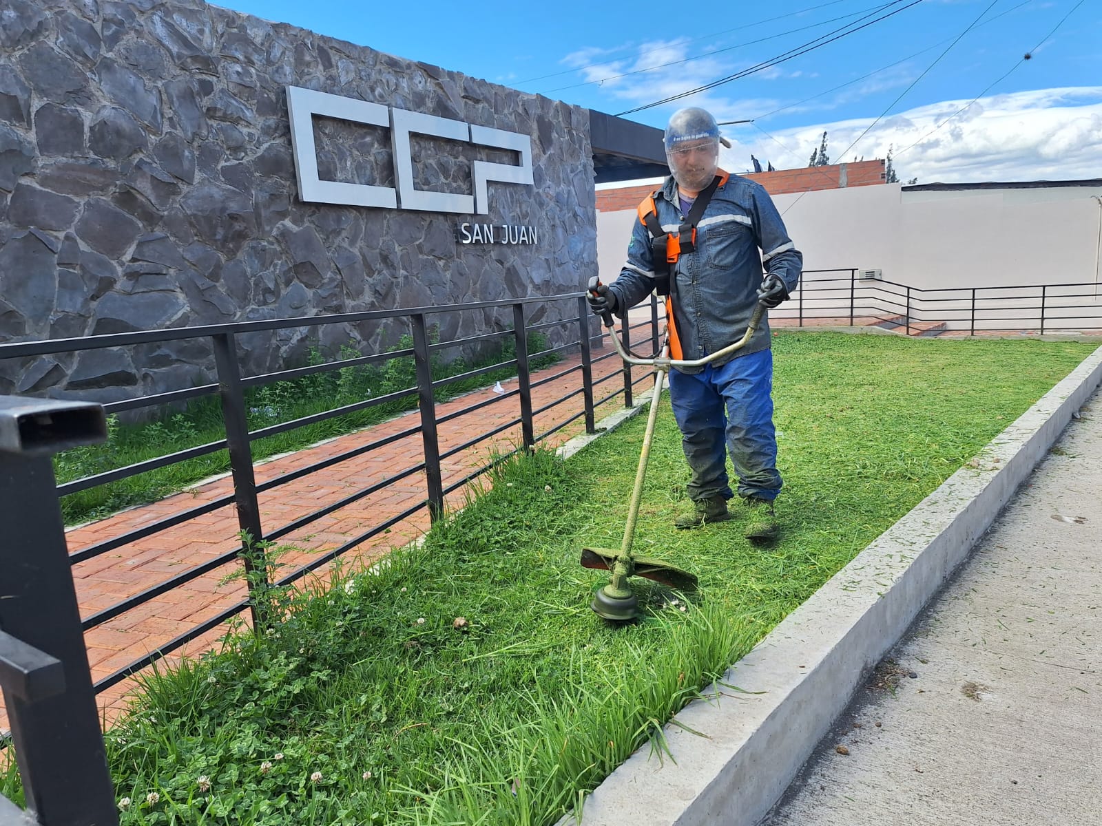 MANTENIMIENTO DE AREAS VERDES